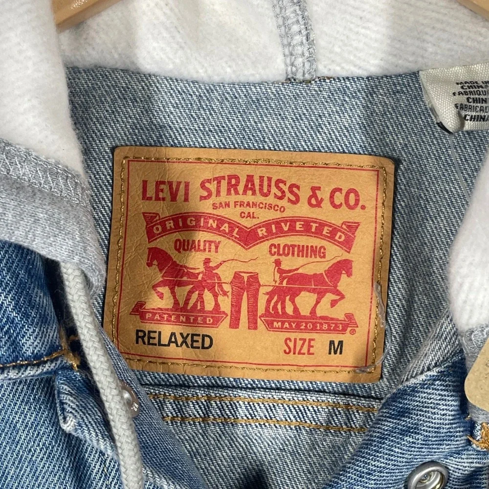 Levis Mens Relaxed Hybrid Trucker Jacket Blue Denim Gray Fleece Hood M NEW